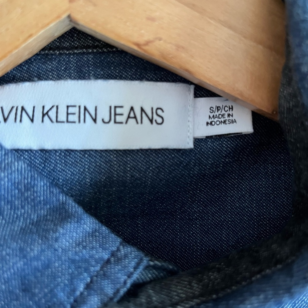 Calvin Klein Men’s Denim Jeans Dark Blue Short Sleeve Shirt - Picture 4 of 6